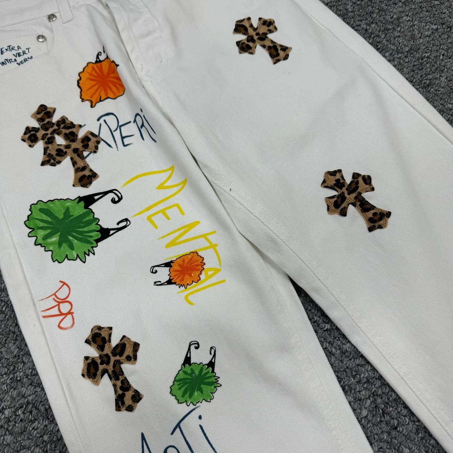 P240 Style No.: H839 Chrome Hearts & Chrome Hearts High-end Chrome hearts white little monster cross patchwork leather jeans, the same style as the trendy uncle. Original hardware accessories, washed and other elevators, QR code analysis are all purchased from the original factory, high degree of restoration, you are welcome to compare with a certain product ~ Three-dimensional version Loose and comfortable, not picky about the figure, taller and slimmer, factory Seiko, original quality control, same style for men and women, can be matched with couples, versatile recommendation, must-have jeans for all seasons, fashionable people have been disappointed From the quality selection of fabrics, the tailoring of details, and the matching of patterns, everything is impeccable! The upper body is so handsome when worn...it can be easily worn by men, women and children! The craftsmanship is made of heavy-duty washed pure cotton denim fabric. After washing, it is soft and thick and looks very stylish when worn. Size: 28, 30, 32, 34 Color: white